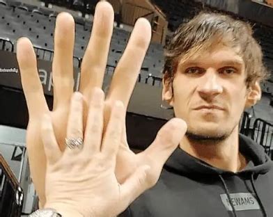 Top 10 Biggest Hands in the World