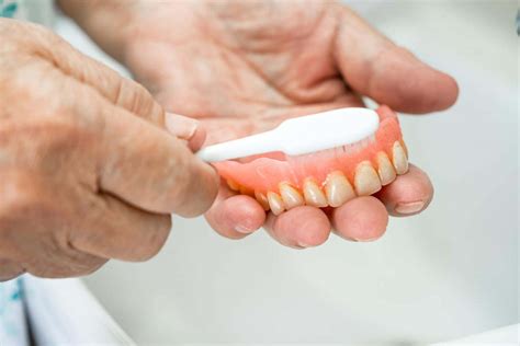 ¿Cómo limpiar la dentadura postiza?