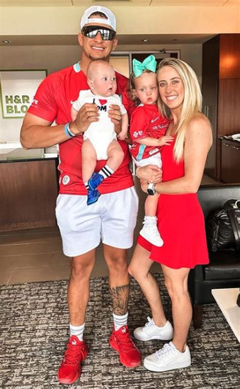 Patrick Mahomes’ wife, Brittany, shares new holiday photos before Chiefs’ Christmas game