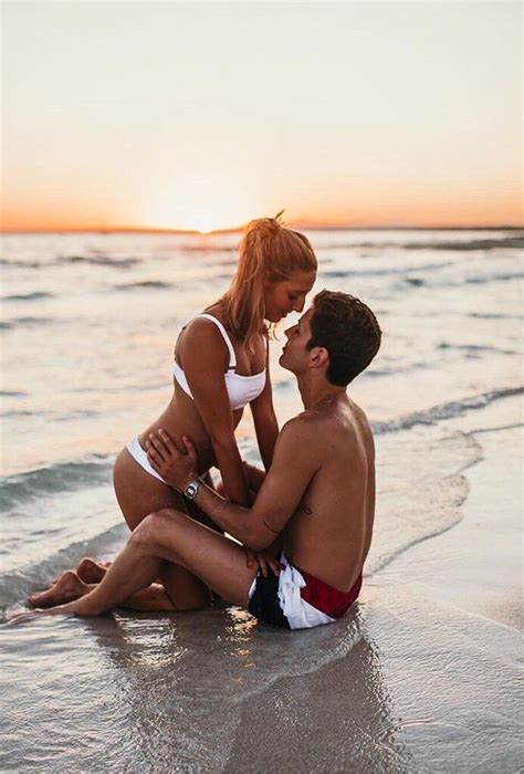 30 Honeymoon Photo Ideas For Unforgettable Memories | Couple beach ...