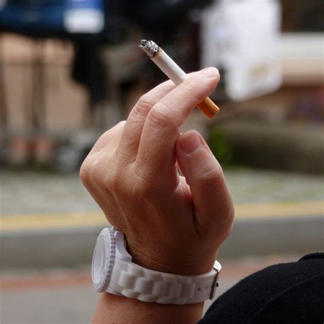 File:Woman smoking a cigarette.jpg - Wikimedia Commons