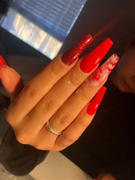 𝑷 𝒊 𝒏: 𝒔 𝒍 𝒊 𝒎 𝒆 𝒔𝒛𝒏🧚🏽‍♀️ | Red acrylic nails, Best acrylic nails, Coffin nails designs
