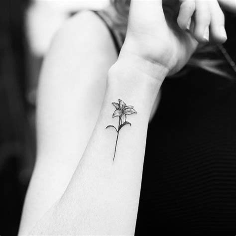 24 Symbolic Lily Tattoo Ideas | Tatouage de lys, Tatouage, Tatouages ...