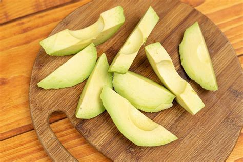 Top view of Sliced Avocado on the wooden table - Creative Commons Bilder