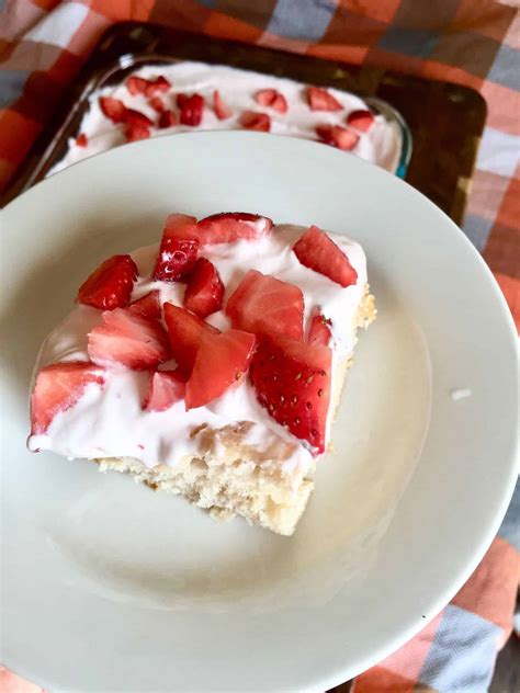 Strawberry Yogurt Cake - FlyPeachPie