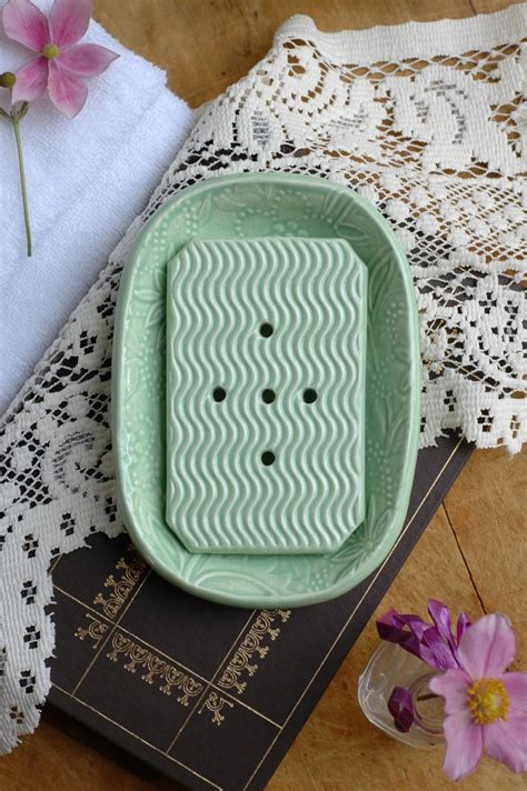 Embossed Ceramic Soap Dish / green | Northanger Soapworks