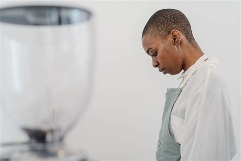 Attentive black female barista at workplace on modern coffee home · Free Stock Photo