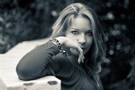 Photo her look by Marina Pasker - portrait, black&white - PhotoForum.ru