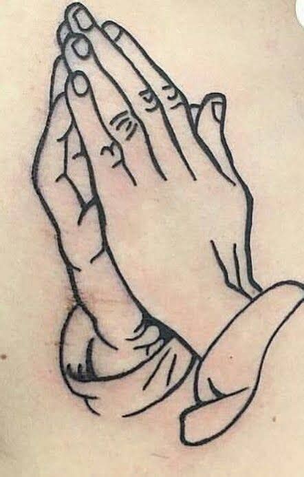 Pin by Claudinha Artesanato on Desenhos | Praying hands tattoo design, Tattoo stencil outline ...