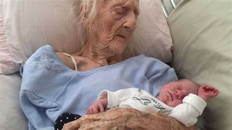 101-year-old great-grandmother in heartwarming viral photo dies