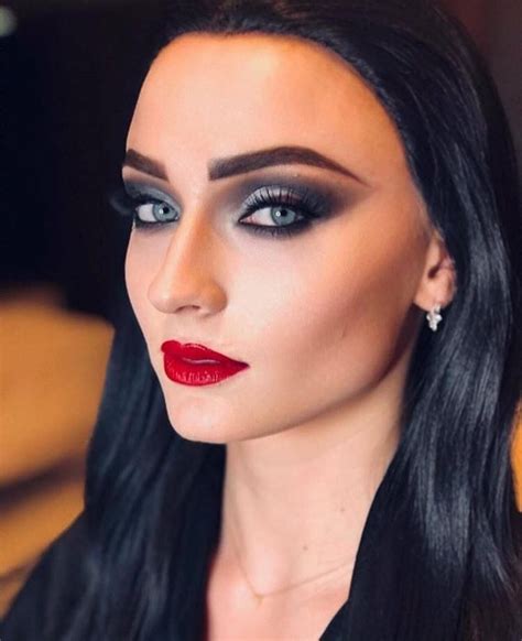 Sophie Turner | Morticia addams makeup, Adams family halloween, Long ...