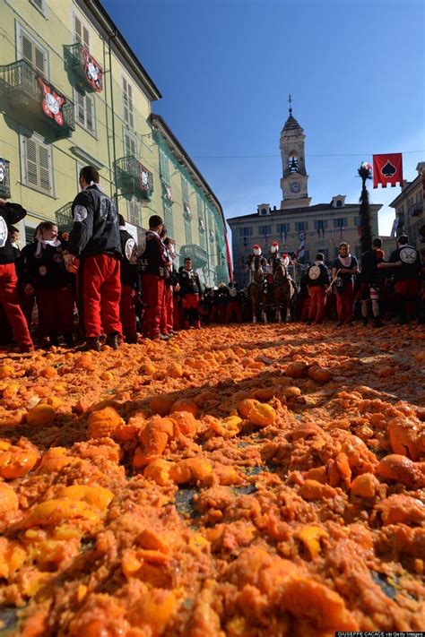 Italy's Carnevale Di Ivrea, Battle Of The Oranges, Looks Painful (PHOTOS, VIDEO) | HuffPost Canada