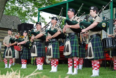 File:Bagpipes at the Strawberry Festival (5798097073) (2).jpg - Wikimedia Commons