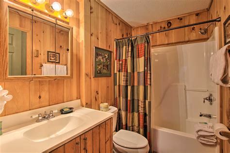 Private Gatlinburg Cabin: Pet Friendly W/ Hot Tub! in Gatlinburg w/ 2 BR (Sleeps6)