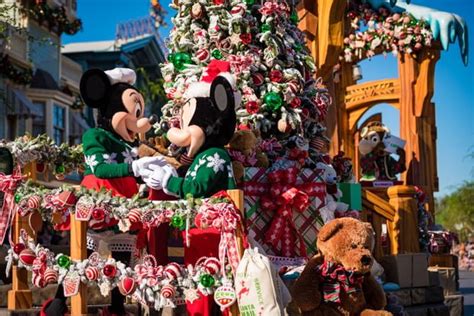 Christmas Day Parade Filming at Disney World & Disneyland - Disney Tourist Blog