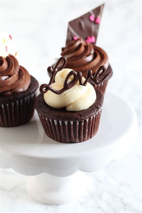 Easy Chocolate Cupcake Decorating - Handle the Heat