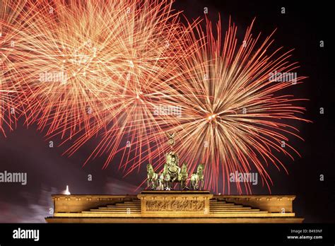 Fireworks over the Brandenburg Gate, Berlin, Germany Stock Photo - Alamy