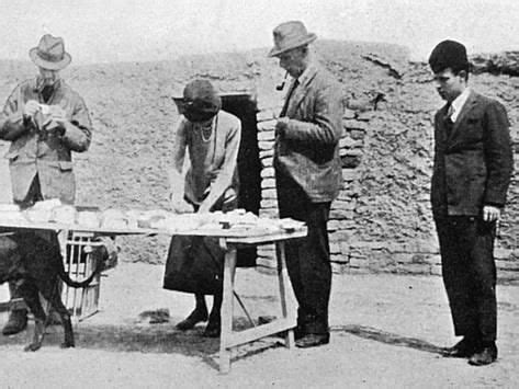 'Dividing the Finds - Iraq - Archaeology - Gertrude Bell' Photographic ...