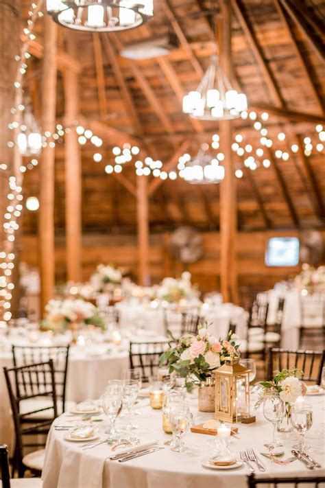 AN ELEGANT BARN WEDDING AT THE INN AT THE ROUND BARN FARM | Vermont Weddings