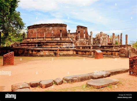 Ancient buddhist temple in polonnaruwa Stock Photo - Alamy