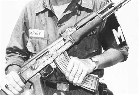 AK-47 vs M16: ¿cuál fue el fusil de asalto más letal de la guerra de Vietnam?