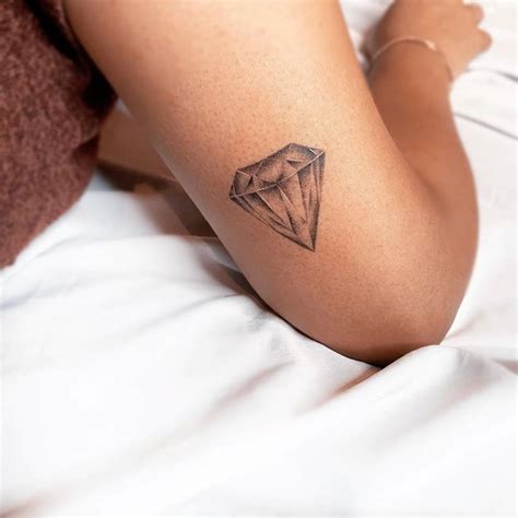 Diamond tattoo on the back of the right arm.