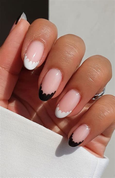 20 Autumn French Nails 2021 To Inspire You : Monochrome Scalloped French Nails