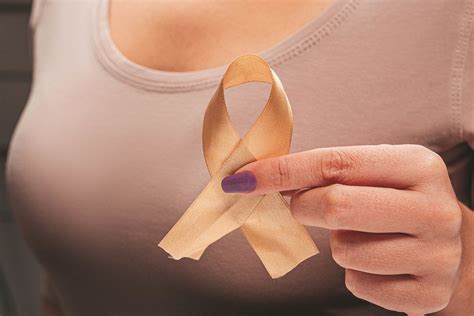 Woman holds cancer awareness ribbon - Creative Commons Bilder
