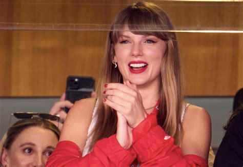 NFL Fans Can't Believe Who Taylor Swift Is Hanging Out With On Sunday - The Spun
