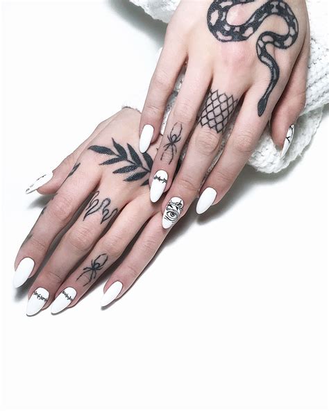 small spider tattoo on fingers by @elvira_savchuk | Finger tattoos ...