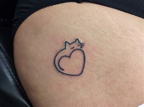 #7 - Cat heart (right hip) | Heart tattoo wrist, Tattoo photo hd, Hart tattoo