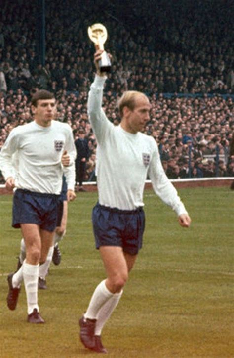 Bobby Charlton England 1966 🏴󠁧󠁢󠁥󠁮󠁧󠁿 | England football team, Bobby ...