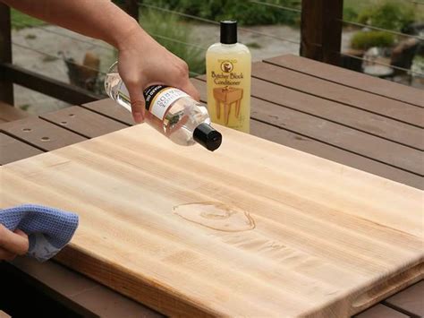 How to Properly Oil Wooden Cutting Boards