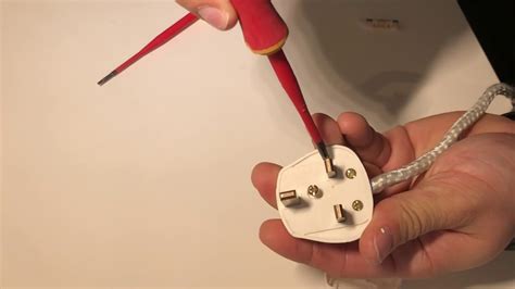 How to change a Fuse inside of a Plugtop - YouTube