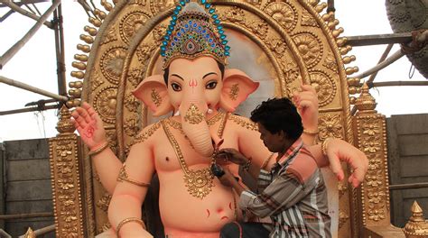 Bengal meets Baroda to sculpt Ganpati idols