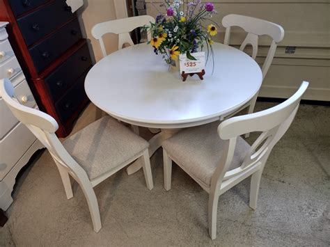 WHITE 42" ROUND PEDESTAL TABLE & 4 CHAIRS