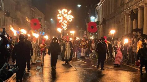 Lewes bonfire night: Thousands attend annual event - BBC News