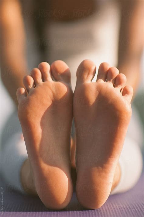 «Woman Doing Yoga - Closeup Of Her Bare Feet» del colaborador de ...