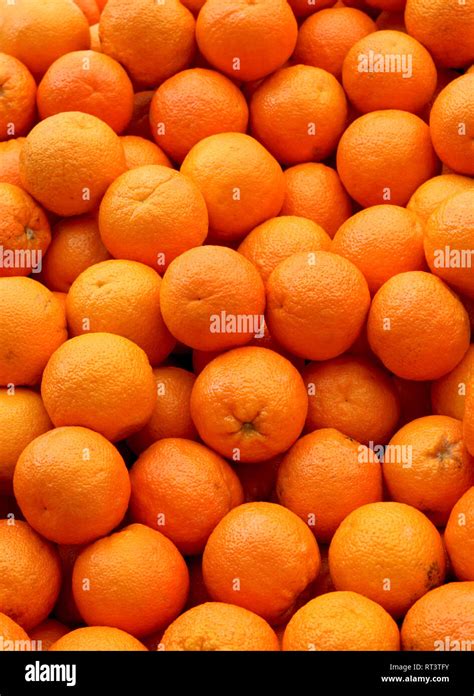 Bunch of fresh and big oranges fruit Stock Photo - Alamy