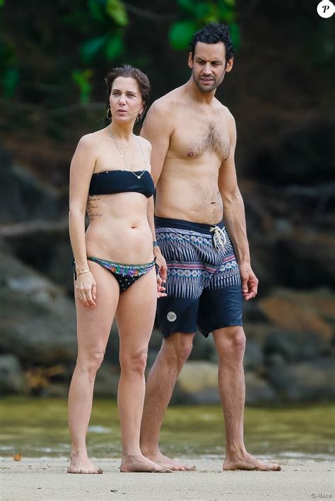 Kristen Wiig avec son nouveau compagnon, l'acteur Avi Rothman, lors de vacances romantiques à ...