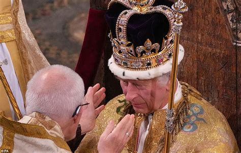 Buckingham Palace releases first official portrait of King Charles ...