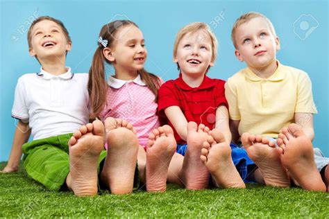 WHY GOING BAREFOOT ENCOURAGES A BETTER FOOT STRUCTURE FOR CHILDREN