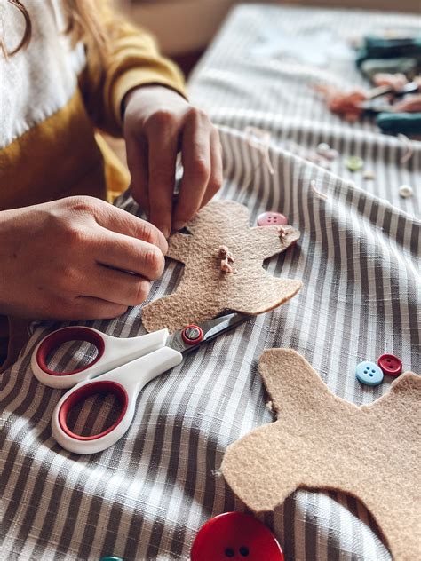 Easy Felt Christmas Ornament Tutorial (ages 6 & up) – Petunia's Pasture