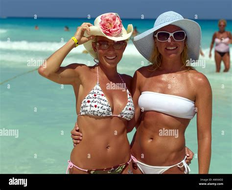 Cancun, Women On The Beach Stock Photo: 2861777 - Alamy