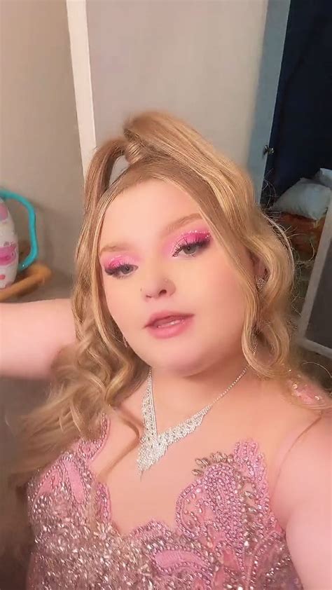 Honey Boo Boo, 17, shows off glam all-pink prom look in new TikTok and ...