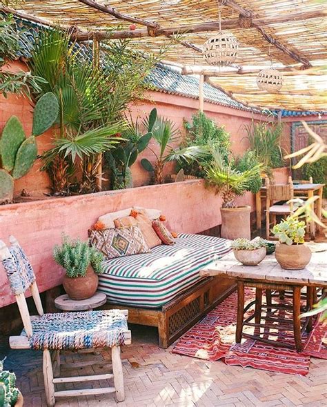 Bonita terraza, ideal para transformar una azotea o patio, me gusta!!!! Boho Outdoor Space ...