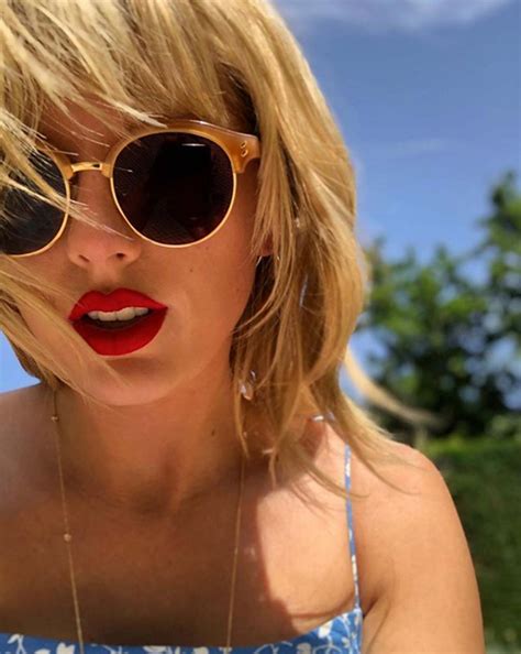 Taylor Swift Posted a Selfie Wearing the Coolest Sunglasses — and We ...