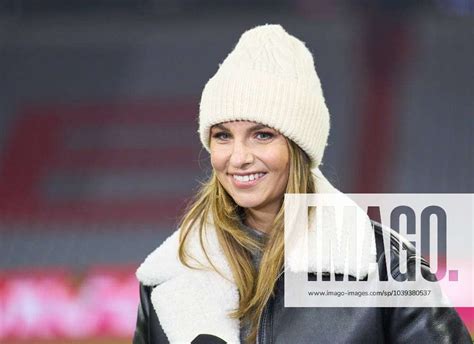 Laura WONTORRA, sports presenter, reporter, woman, moderator, TV, television, in the match FC