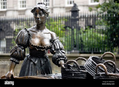 Ireland, County Dublin, Dublin City, Bronze statue of Molly Malone with ...