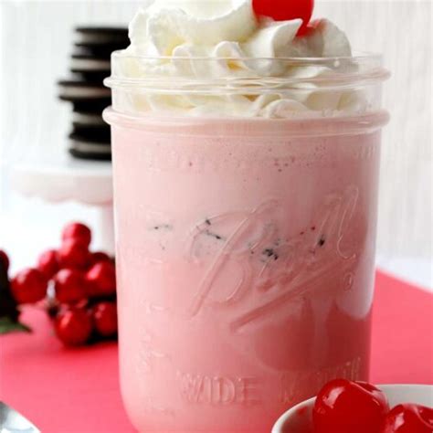 Strawberry Oreo Milkshake - Give me a fork